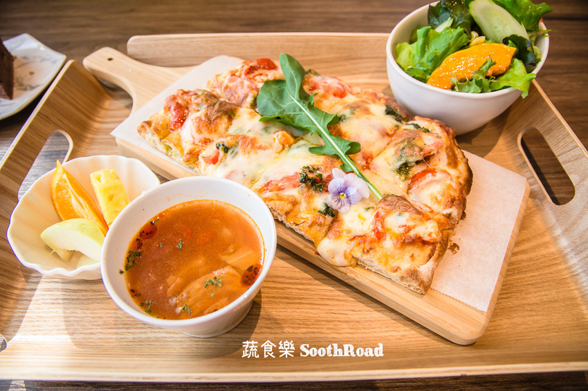 |台南美食|蔬食樂河畔店SoothRoad,安平下午茶推薦,精緻蔬食沙拉、手作蛋糕、披薩 - 阿婷的旅行札記。