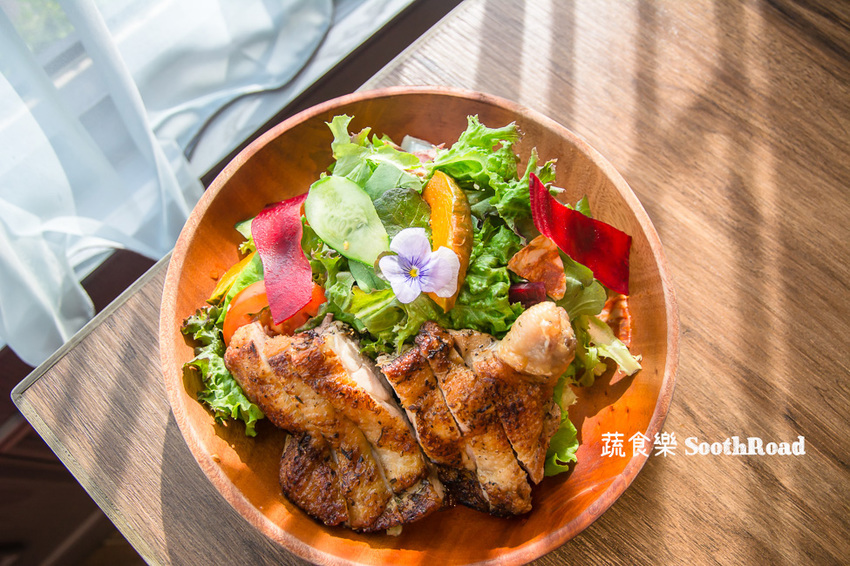 |台南美食|蔬食樂河畔店SoothRoad,安平下午茶推薦,精緻蔬食沙拉、手作蛋糕、披薩 - 阿婷的旅行札記。