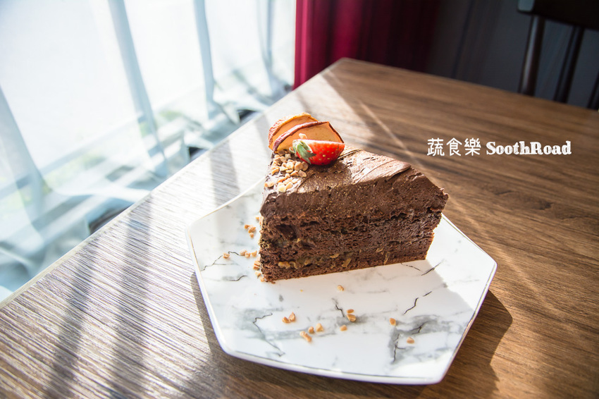 |台南美食|蔬食樂河畔店SoothRoad,安平下午茶推薦,精緻蔬食沙拉、手作蛋糕、披薩 - 阿婷的旅行札記。