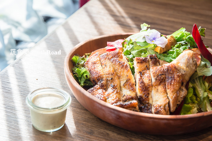 |台南美食|蔬食樂河畔店SoothRoad,安平下午茶推薦,精緻蔬食沙拉、手作蛋糕、披薩 - 阿婷的旅行札記。