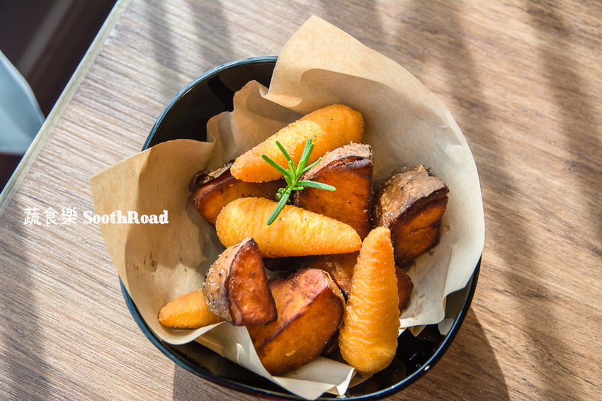 |台南美食|蔬食樂河畔店SoothRoad,安平下午茶推薦,精緻蔬食沙拉、手作蛋糕、披薩 - 阿婷的旅行札記。