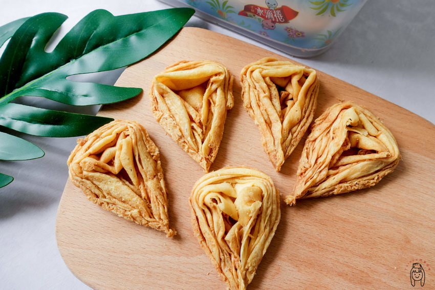 團購宅配美食 「熊本家」的水滴型千層蛋捲,有兩種口味,適合送禮或當下午茶點心。 - 丁Dingの吃貨日常