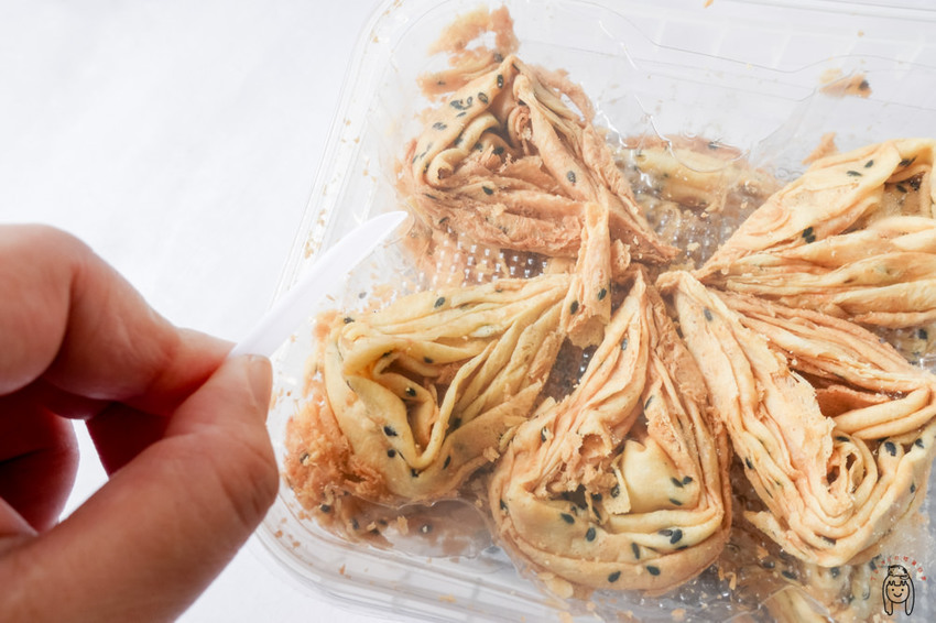 團購宅配美食 「熊本家」的水滴型千層蛋捲,有兩種口味,適合送禮或當下午茶點心。 - 丁Dingの吃貨日常