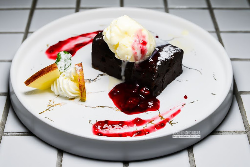 晨禔 kitchen-酥炸軟殼蟹漢堡和滿嘴黑墨魚義大利麵