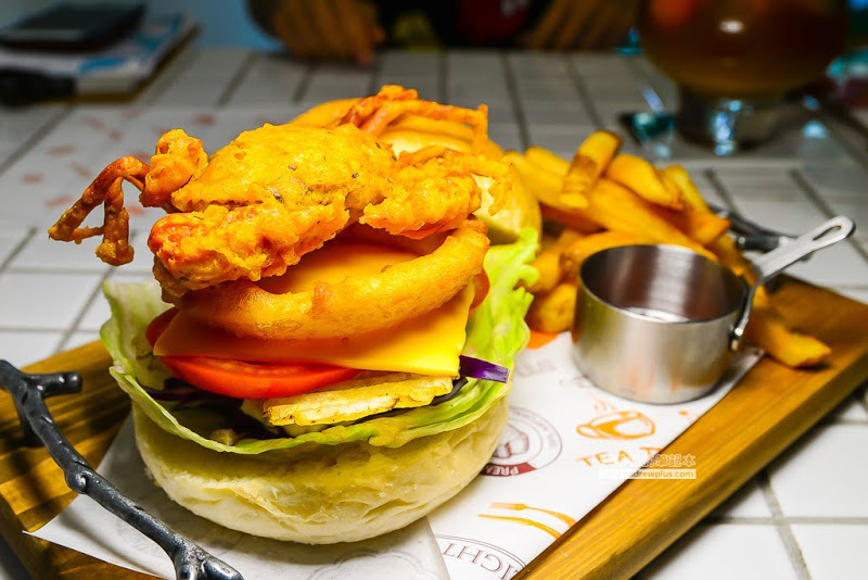 晨禔 kitchen-酥炸軟殼蟹漢堡和滿嘴黑墨魚義大利麵