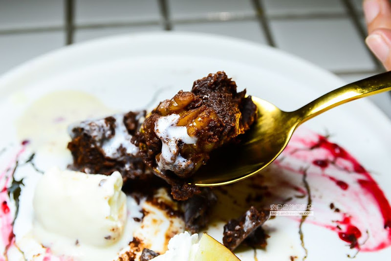 晨禔 kitchen-酥炸軟殼蟹漢堡和滿嘴黑墨魚義大利麵