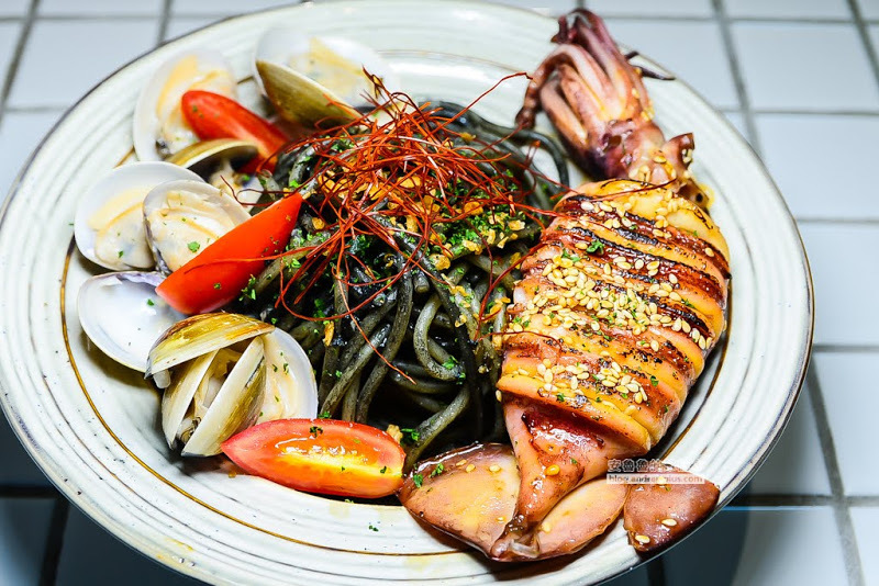 晨禔 kitchen-酥炸軟殼蟹漢堡和滿嘴黑墨魚義大利麵