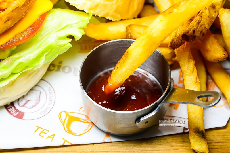 晨禔 kitchen-酥炸軟殼蟹漢堡和滿嘴黑墨魚義大利麵