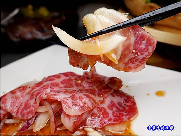 薄牛肉片洋蔥沙拉-火之舞和牛燒烤吃到飽桃園店 (2).jpg