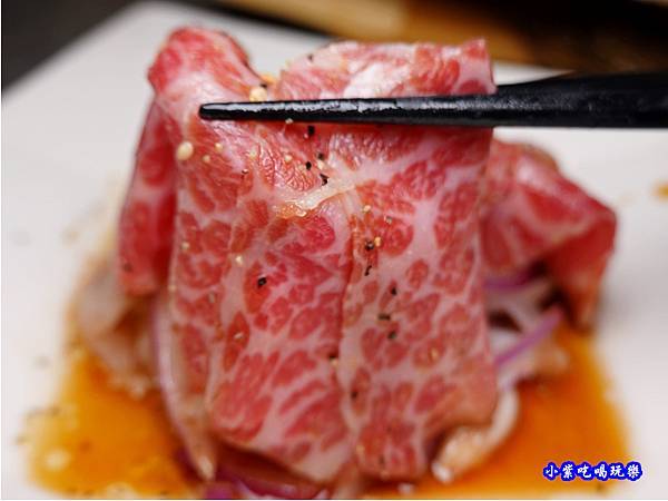 薄牛肉片洋蔥沙拉-火之舞和牛燒烤吃到飽桃園店 (1).jpg