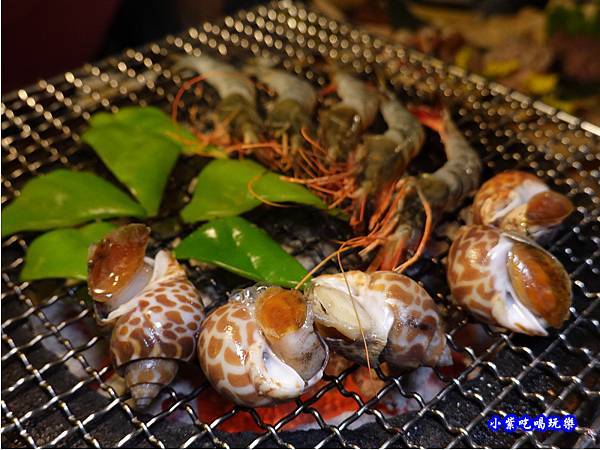 烤螺肉~朝上-火之舞和牛燒烤吃到飽桃園店.jpg