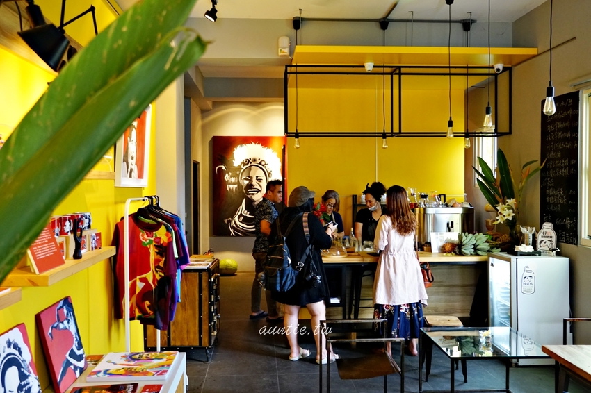 【花蓮】部落皇后藝術咖啡 看稻浪賞畫作喝咖啡 當代藝術家優席夫咖啡聽 - 水晶安蹄 不務正業過生活