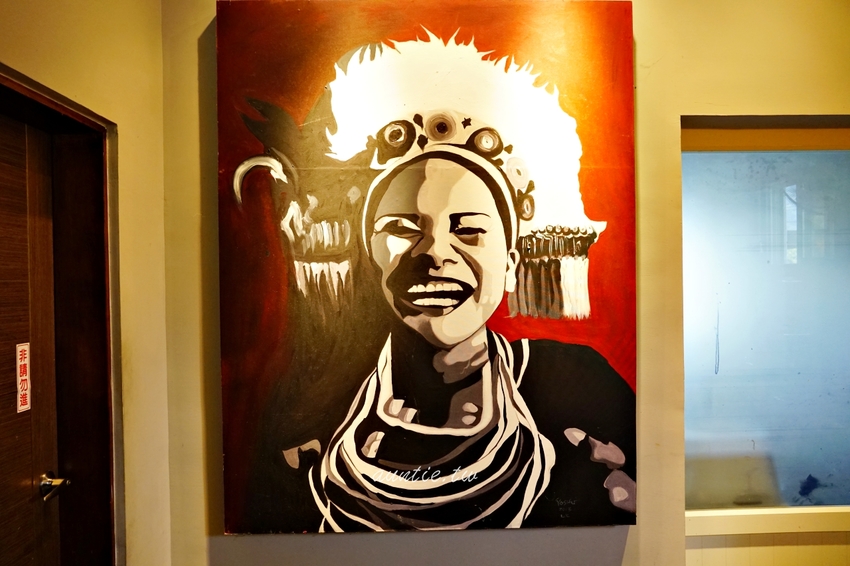 【花蓮】部落皇后藝術咖啡 看稻浪賞畫作喝咖啡 當代藝術家優席夫咖啡聽 - 水晶安蹄 不務正業過生活