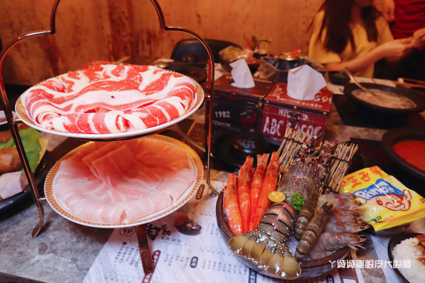 新竹火鍋推薦嗑肉石鍋新竹經國店！肉肉狂人必吃！大份量肉盤只要兩百多元，花599元就能爽吃和牛