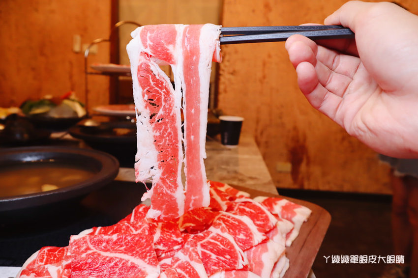 新竹火鍋推薦嗑肉石鍋新竹經國店!肉肉狂人必吃!大份量肉盤只要兩百多元,花599元就能爽吃和牛