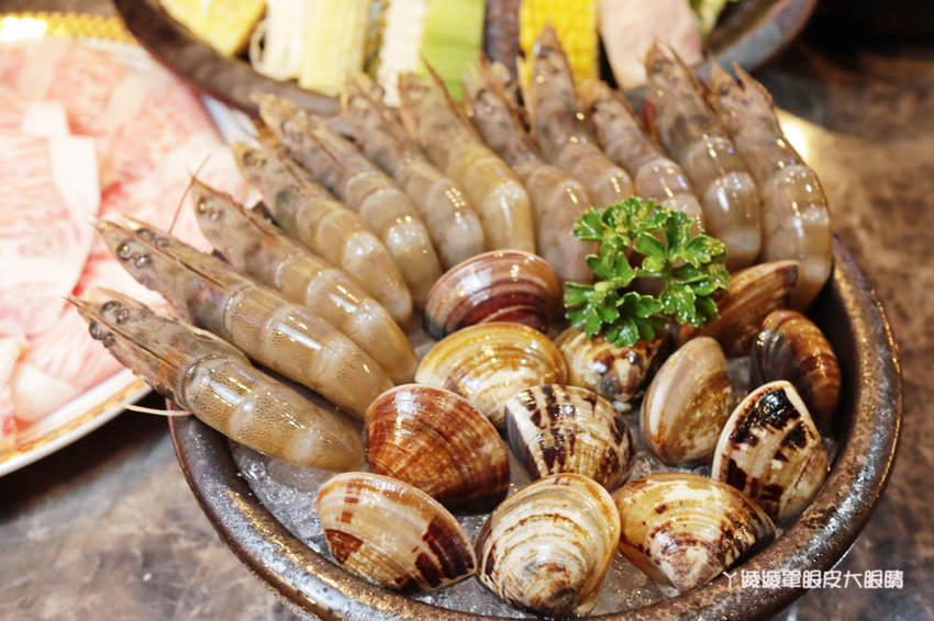 新竹火鍋嗑肉石鍋新竹經國店｜一元加購小痛風海鮮拼盤！龍霸王雙人餐一次吃到四種肉品！