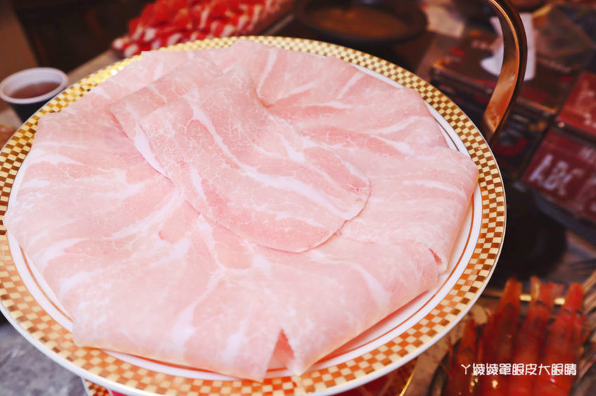 新竹火鍋推薦嗑肉石鍋新竹經國店！肉肉狂人必吃！大份量肉盤只要兩百多元，花599元就能爽吃和牛