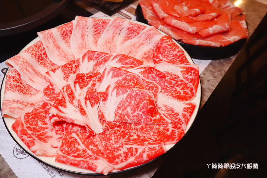 新竹火鍋推薦嗑肉石鍋新竹經國店！肉肉狂人必吃！大份量肉盤只要兩百多元，花599元就能爽吃和牛