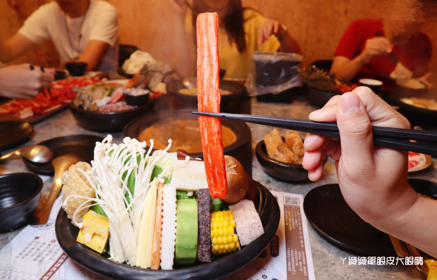 新竹火鍋推薦嗑肉石鍋新竹經國店!肉肉狂人必吃!大份量肉盤只要兩百多元,花599元就能爽吃和牛