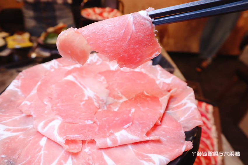 新竹火鍋推薦嗑肉石鍋新竹經國店！肉肉狂人必吃！大份量肉盤只要兩百多元，花599元就能爽吃和牛