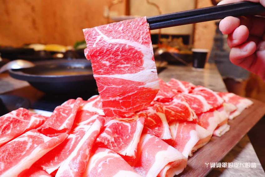 新竹火鍋推薦嗑肉石鍋新竹經國店！肉肉狂人必吃！大份量肉盤只要兩百多元，花599元就能爽吃和牛