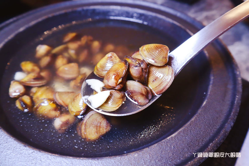 新竹火鍋推薦嗑肉石鍋新竹經國店!肉肉狂人必吃!大份量肉盤只要兩百多元,花599元就能爽吃和牛