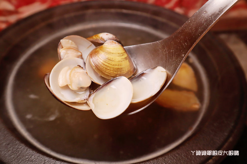 新竹火鍋推薦嗑肉石鍋新竹經國店!肉肉狂人必吃!大份量肉盤只要兩百多元,花599元就能爽吃和牛