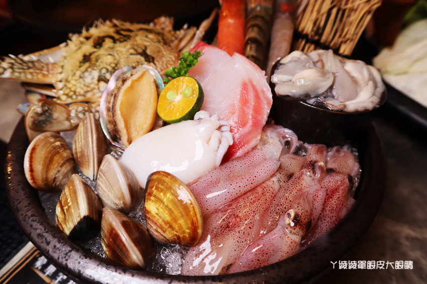 新竹火鍋推薦嗑肉石鍋新竹經國店!肉肉狂人必吃!大份量肉盤只要兩百多元,花599元就能爽吃和牛