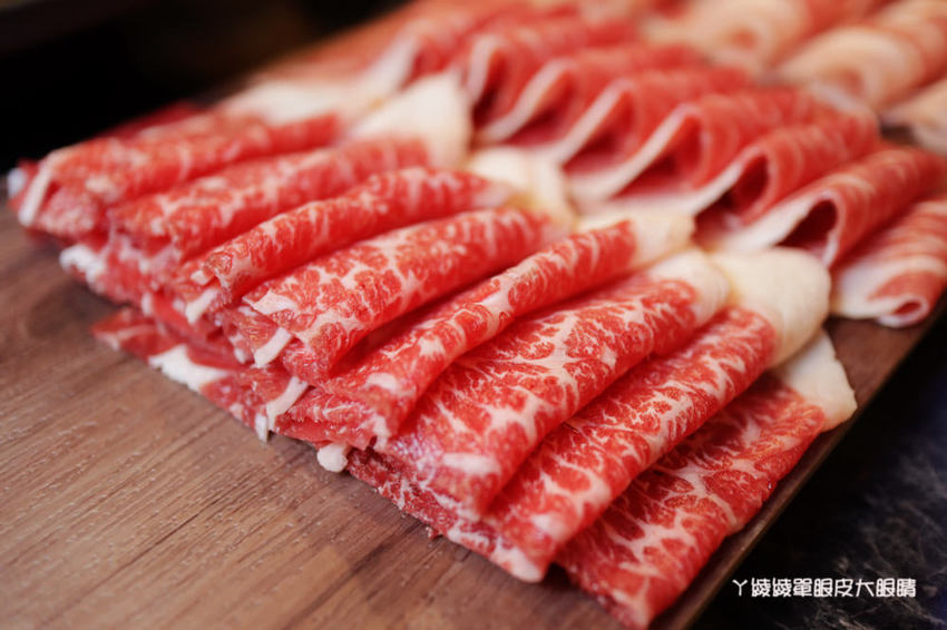 新竹火鍋嗑肉石鍋新竹經國店｜一元加購小痛風海鮮拼盤！龍霸王雙人餐一次吃到四種肉品！