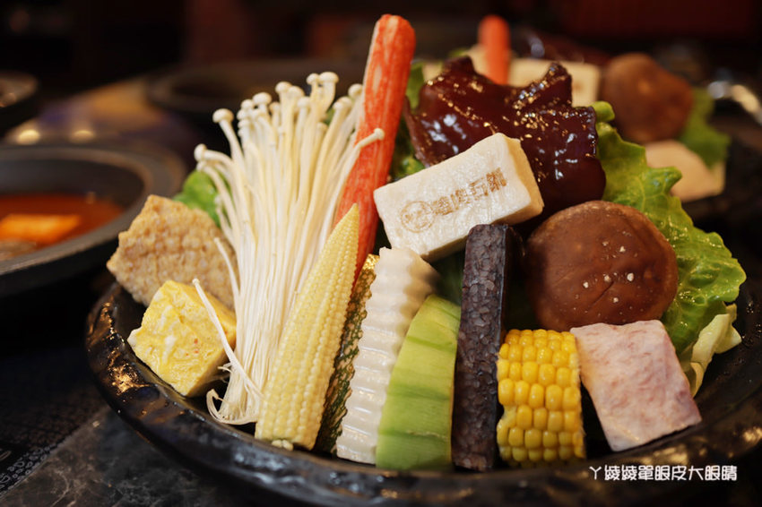 新竹火鍋嗑肉石鍋新竹經國店｜一元加購小痛風海鮮拼盤！龍霸王雙人餐一次吃到四種肉品！