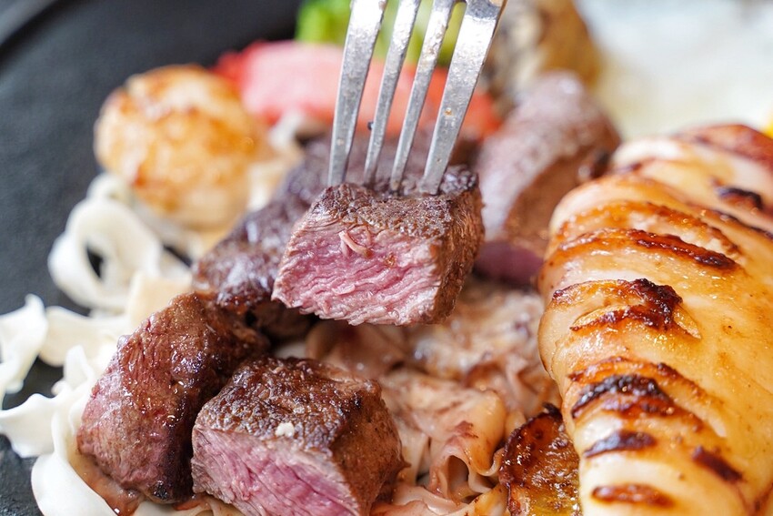 【天牛私廚牛排】在地人激推的牛排館！主打高品質原塊安格斯厚切牛排，推薦升級套餐，必點螺旋玉米濃湯、限量手工蕾絲麵，淋上手工辣椒醬，真的好吃到停不下來！ - 阿華田的美食日記