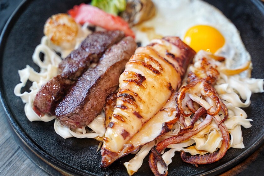 【天牛私廚牛排】在地人激推的牛排館！主打高品質原塊安格斯厚切牛排，推薦升級套餐，必點螺旋玉米濃湯、限量手工蕾絲麵，淋上手工辣椒醬，真的好吃到停不下來！ - 阿華田的美食日記