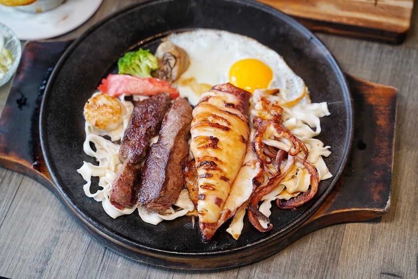 【天牛私廚牛排】在地人激推的牛排館！主打高品質原塊安格斯厚切牛排，推薦升級套餐，必點螺旋玉米濃湯、限量手工蕾絲麵，淋上手工辣椒醬，真的好吃到停不下來！ - 阿華田的美食日記