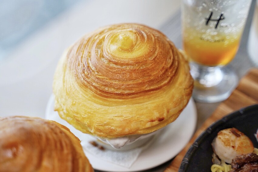 【天牛私廚牛排】在地人激推的牛排館！主打高品質原塊安格斯厚切牛排，推薦升級套餐，必點螺旋玉米濃湯、限量手工蕾絲麵，淋上手工辣椒醬，真的好吃到停不下來！ - 阿華田的美食日記