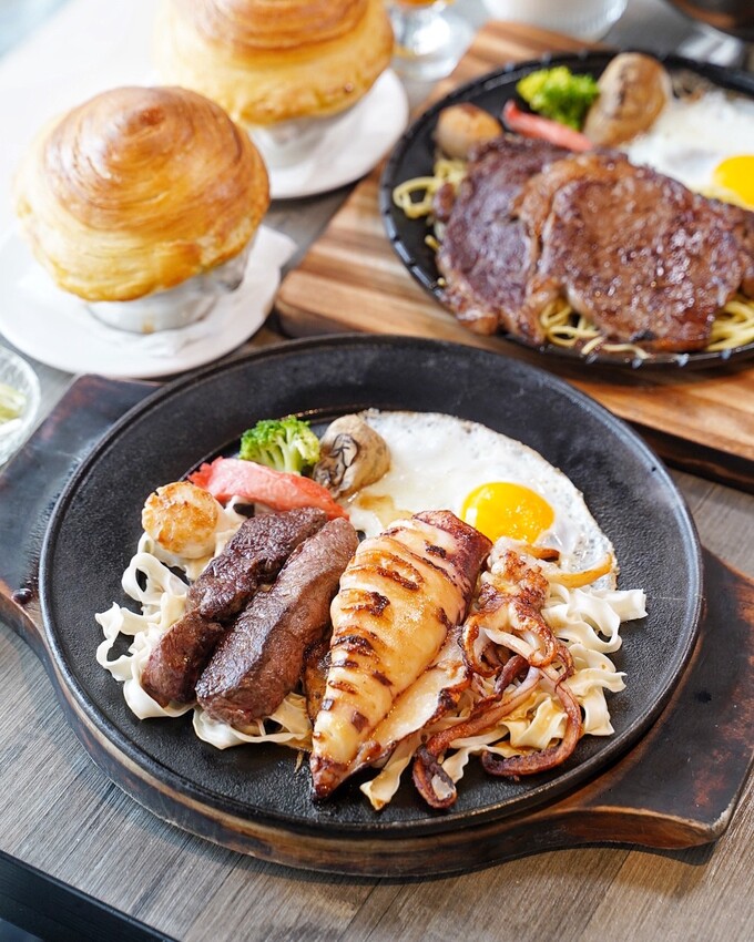 【天牛私廚牛排】在地人激推的牛排館！主打高品質原塊安格斯厚切牛排，推薦升級套餐，必點螺旋玉米濃湯、限量手工蕾絲麵，淋上手工辣椒醬，真的好吃到停不下來！ - 阿華田的美食日記