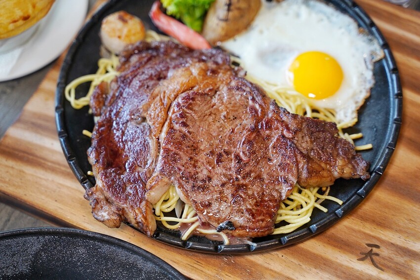 【天牛私廚牛排】在地人激推的牛排館！主打高品質原塊安格斯厚切牛排，推薦升級套餐，必點螺旋玉米濃湯、限量手工蕾絲麵，淋上手工辣椒醬，真的好吃到停不下來！ - 阿華田的美食日記