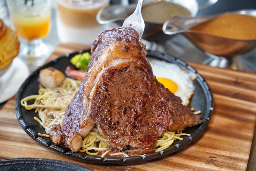 【天牛私廚牛排】在地人激推的牛排館！主打高品質原塊安格斯厚切牛排，推薦升級套餐，必點螺旋玉米濃湯、限量手工蕾絲麵，淋上手工辣椒醬，真的好吃到停不下來！ - 阿華田的美食日記