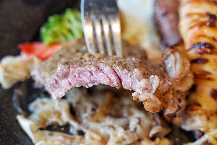 【天牛私廚牛排】在地人激推的牛排館！主打高品質原塊安格斯厚切牛排，推薦升級套餐，必點螺旋玉米濃湯、限量手工蕾絲麵，淋上手工辣椒醬，真的好吃到停不下來！ - 阿華田的美食日記