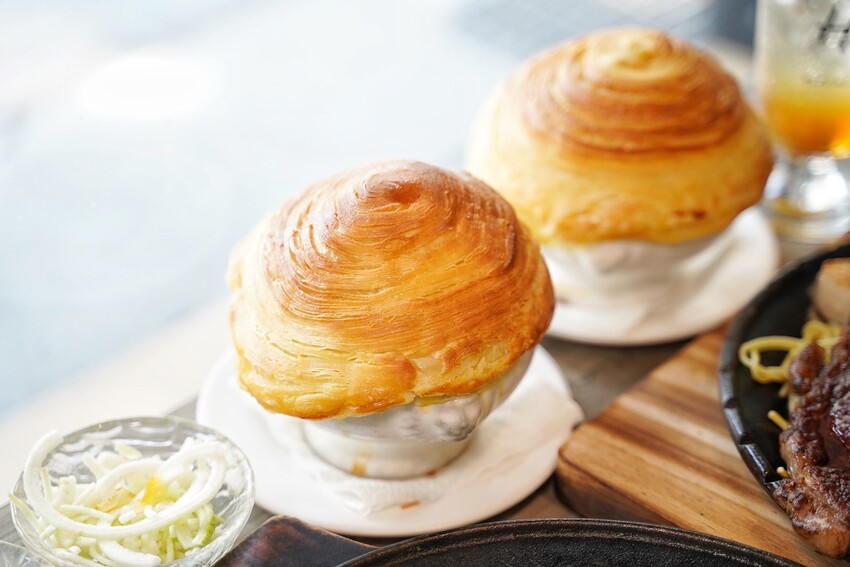 【天牛私廚牛排】在地人激推的牛排館！主打高品質原塊安格斯厚切牛排，推薦升級套餐，必點螺旋玉米濃湯、限量手工蕾絲麵，淋上手工辣椒醬，真的好吃到停不下來！ - 阿華田的美食日記