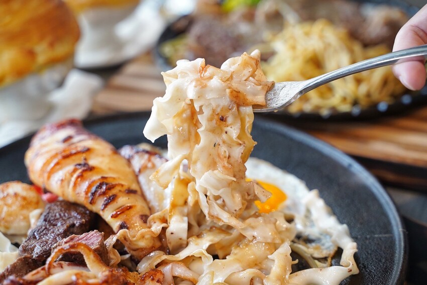 【天牛私廚牛排】在地人激推的牛排館！主打高品質原塊安格斯厚切牛排，推薦升級套餐，必點螺旋玉米濃湯、限量手工蕾絲麵，淋上手工辣椒醬，真的好吃到停不下來！ - 阿華田的美食日記