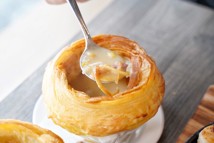 【天牛私廚牛排】在地人激推的牛排館！主打高品質原塊安格斯厚切牛排，推薦升級套餐，必點螺旋玉米濃湯、限量手工蕾絲麵，淋上手工辣椒醬，真的好吃到停不下來！ - 阿華田的美食日記