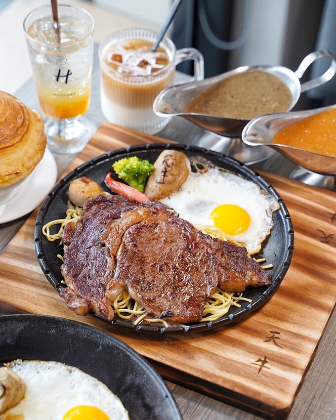 【天牛私廚牛排】在地人激推的牛排館！主打高品質原塊安格斯厚切牛排，推薦升級套餐，必點螺旋玉米濃湯、限量手工蕾絲麵，淋上手工辣椒醬，真的好吃到停不下來！ - 阿華田的美食日記