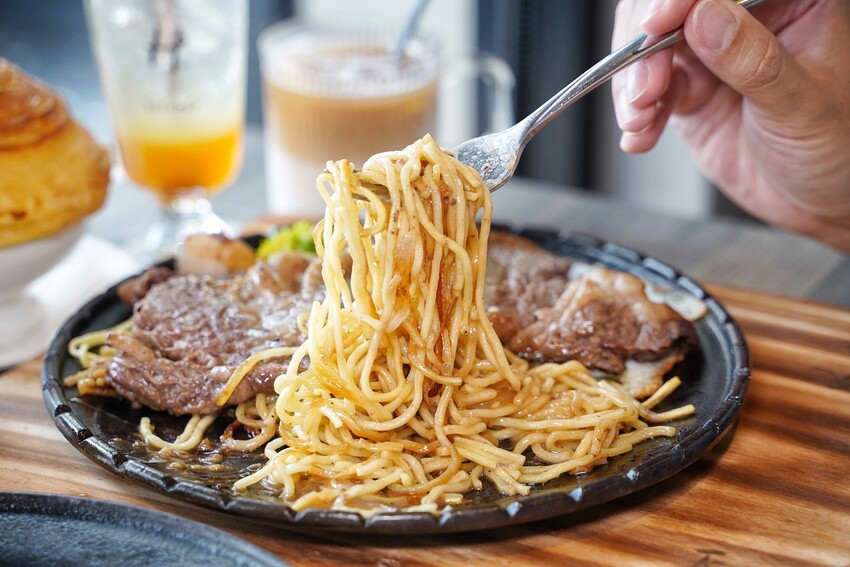 【天牛私廚牛排】在地人激推的牛排館！主打高品質原塊安格斯厚切牛排，推薦升級套餐，必點螺旋玉米濃湯、限量手工蕾絲麵，淋上手工辣椒醬，真的好吃到停不下來！ - 阿華田的美食日記