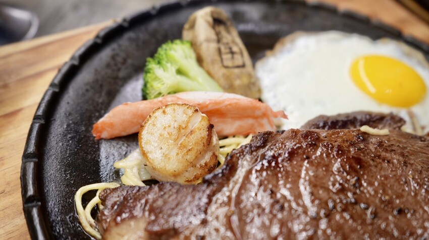 [宜蘭] 天牛私廚牛排｜羅東排隊美食！浮誇系大塊原肉牛排必吃！免費超強螺旋酥皮濃湯！