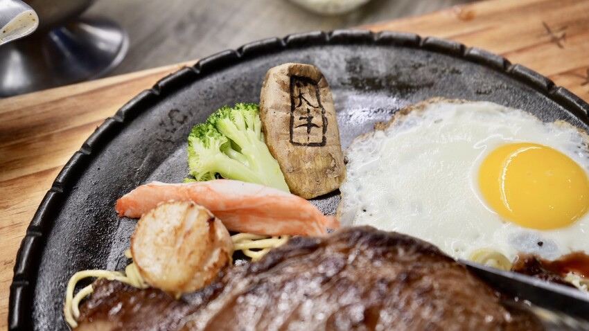 [宜蘭] 天牛私廚牛排｜羅東排隊美食！浮誇系大塊原肉牛排必吃！免費超強螺旋酥皮濃湯！