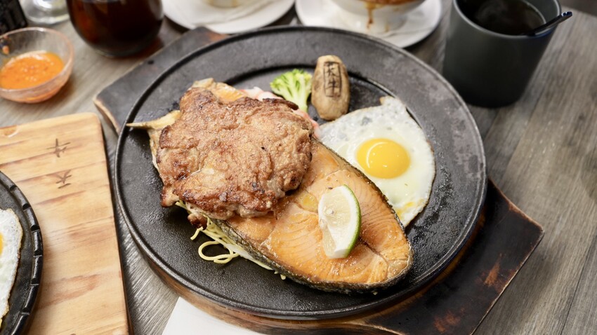 [宜蘭] 天牛私廚牛排｜羅東排隊美食！浮誇系大塊原肉牛排必吃！免費超強螺旋酥皮濃湯！