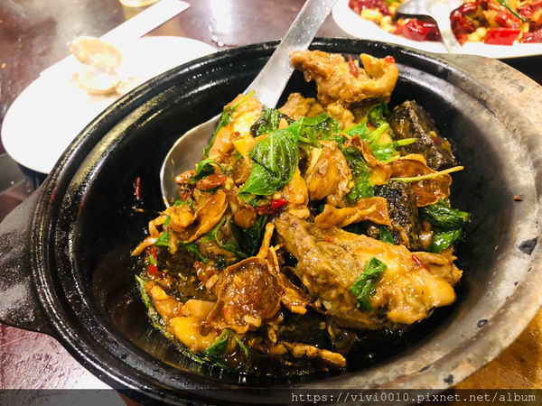 圓圓家愛吃貨-《台北美食》鑫客棧海鮮熱炒，聚餐小酌好去處