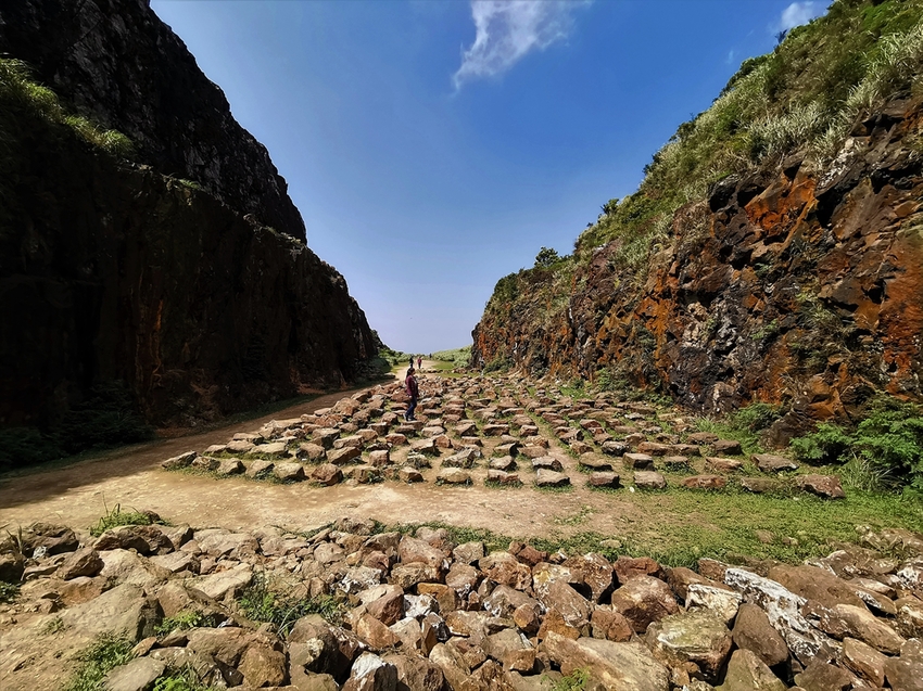【新北市瑞芳景點】金瓜石地質公園~本山礦場外星石頭陣美拍，詭譎氣氛彷彿來到異次元空間 - 旅遊夜市趴趴走