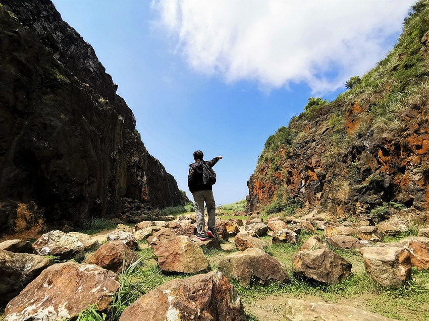【新北市瑞芳景點】金瓜石地質公園~本山礦場外星石頭陣美拍，詭譎氣氛彷彿來到異次元空間 - 旅遊夜市趴趴走