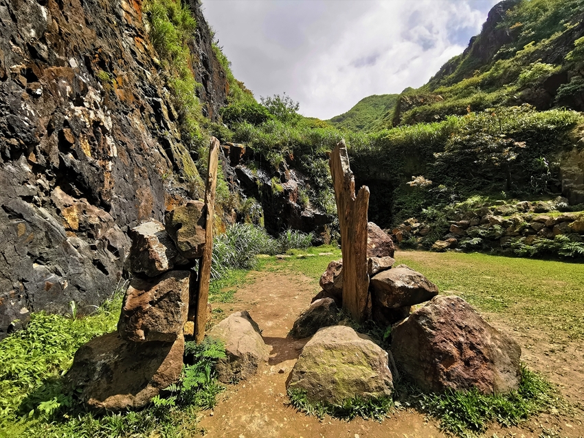 【新北市瑞芳景點】金瓜石地質公園~本山礦場外星石頭陣美拍，詭譎氣氛彷彿來到異次元空間 - 旅遊夜市趴趴走